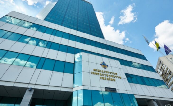 Під Мінінфраструктури вимагають звільнити керівників Укрзалізниці