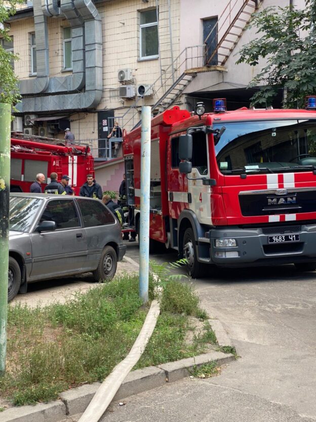 У Києві горить будівля Голосіївського РАЦСу (Фото/Відео)