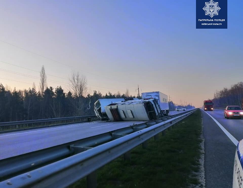 На трасі Київ-Одеса вантажівка влетіла в автобуси: є загиблі (Фото)