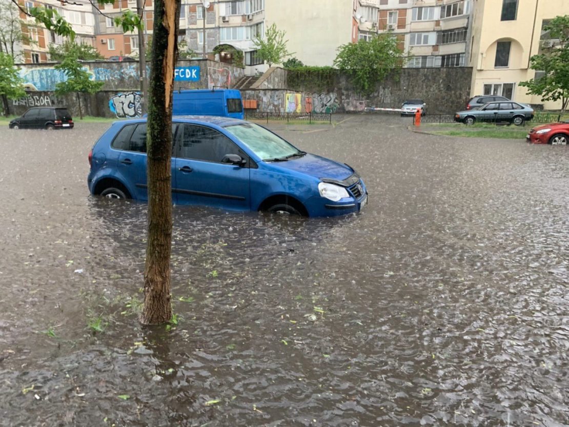 У Києві через потужну зливу тонуть автомобілі (Фото/Відео)