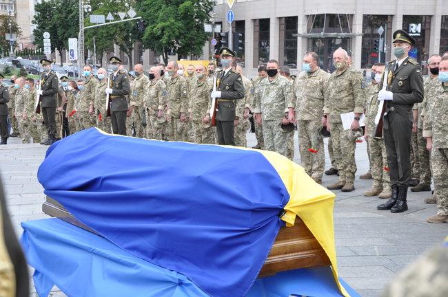 На Майдані попрощались із загиблим на Донбасі Героєм (Фото/Відео)