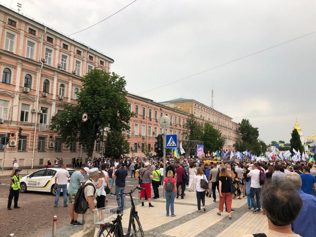 Справа Порошенка: тисячі людей зібрались біля Печерського суду 