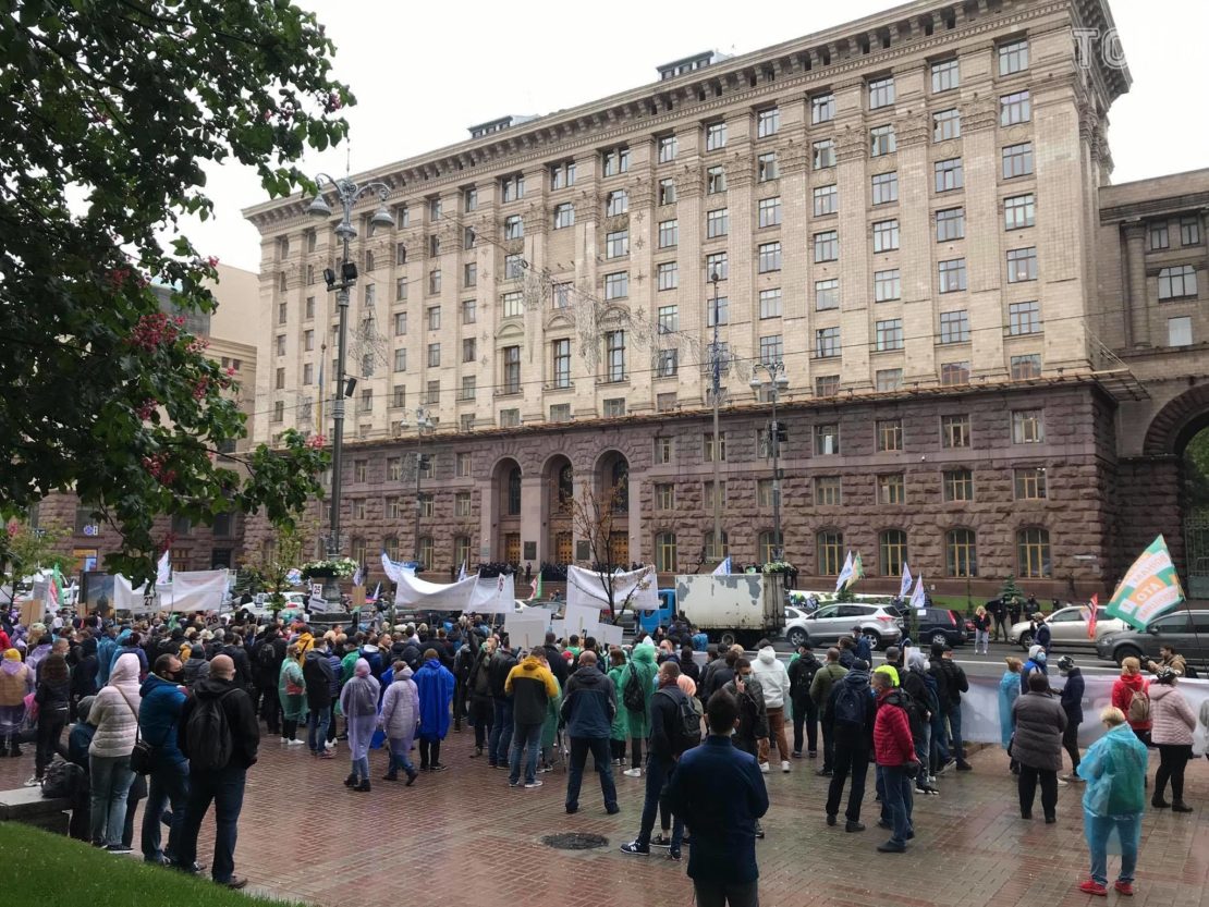 У Києві мітингувальники повністю перекрили Хрещатик (Фото/Відео)