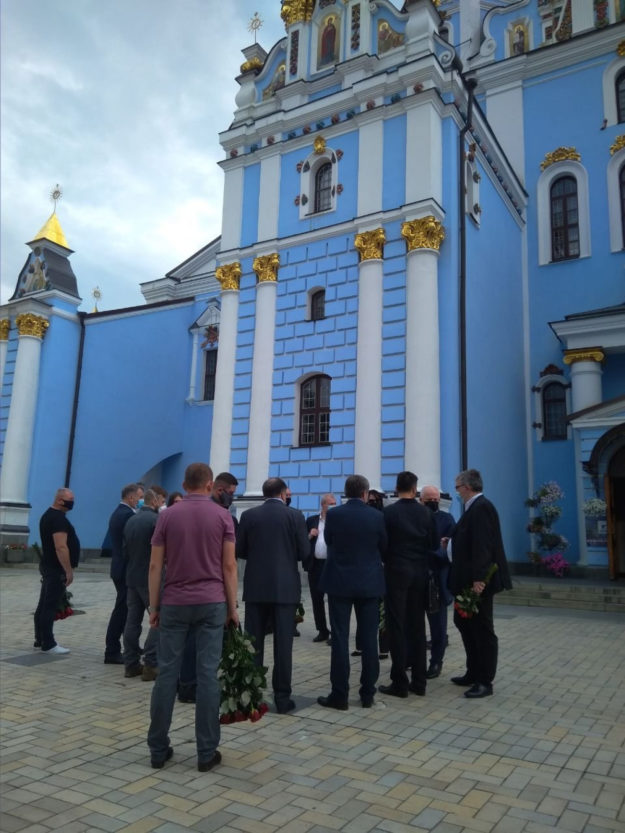 У Києві попрощались з батьком Петра Порошенка (Відео)