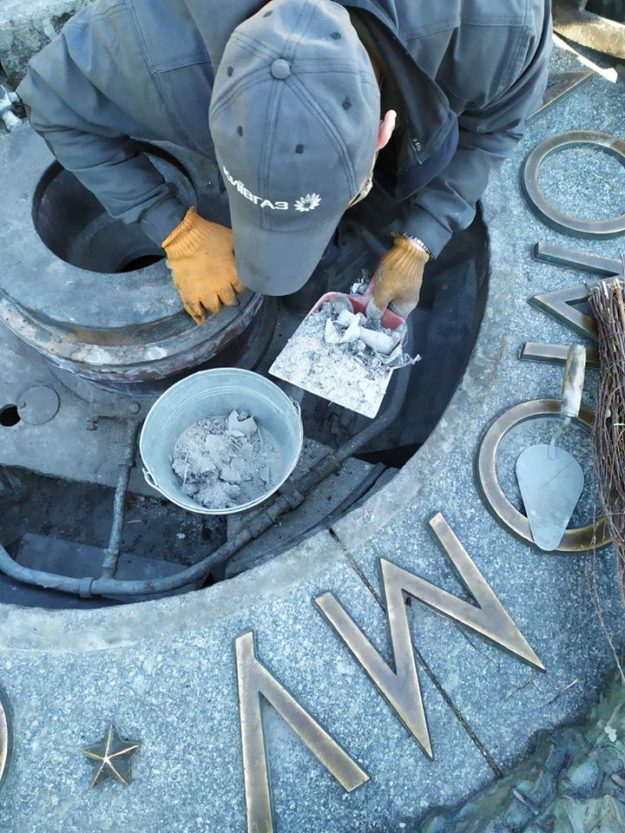 У Києві вандали закидали сміттям вічний вогонь (Фото)