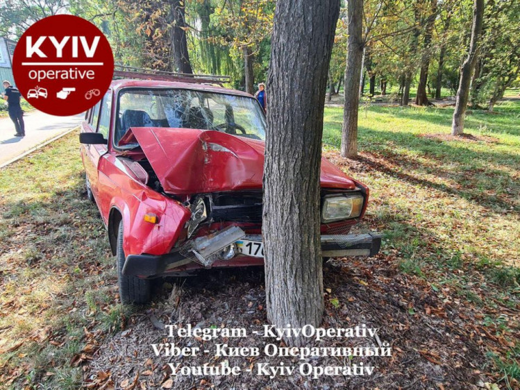 У Києві водій влетів у дерево: його госпіталізували з важкими травмами (Фото)