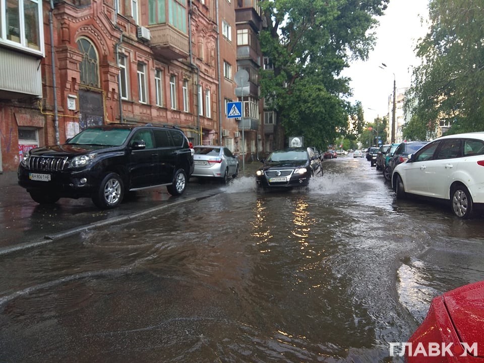 У Києві через сильну зливу вулиці перетворились на річки (Фото/Відео)