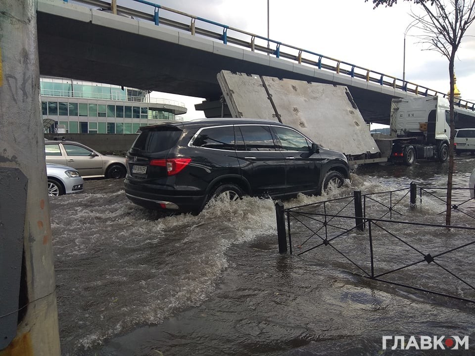 У Києві через сильну зливу вулиці перетворились на річки (Фото/Відео)